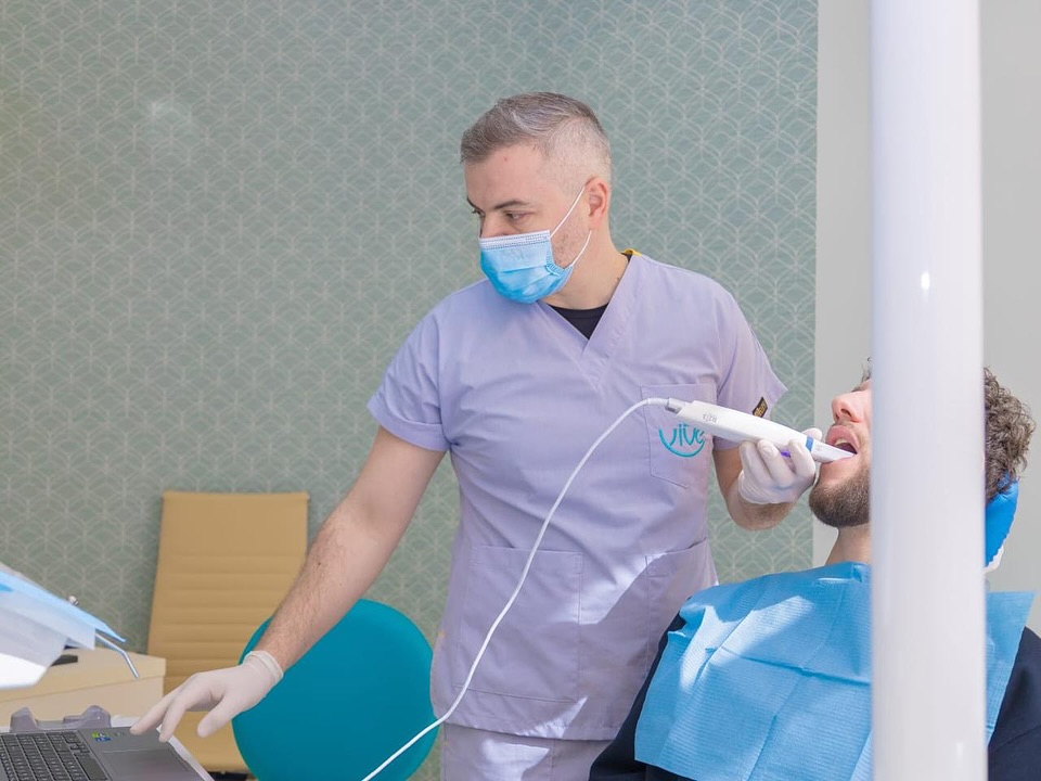 Dentista in consulto con paziente