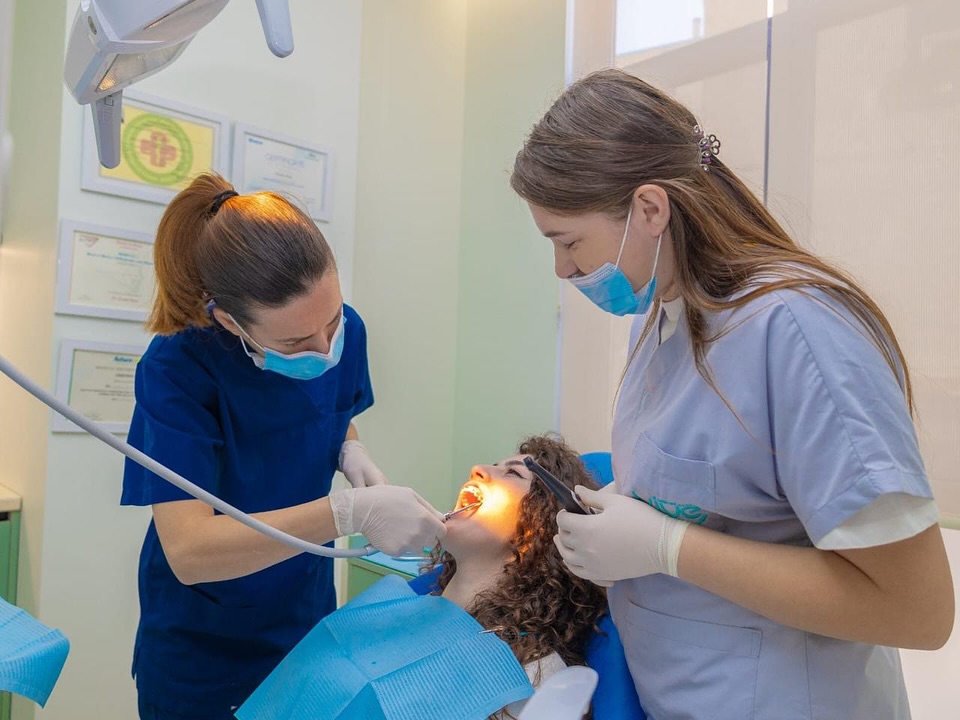 Team dentale con paziente giovane